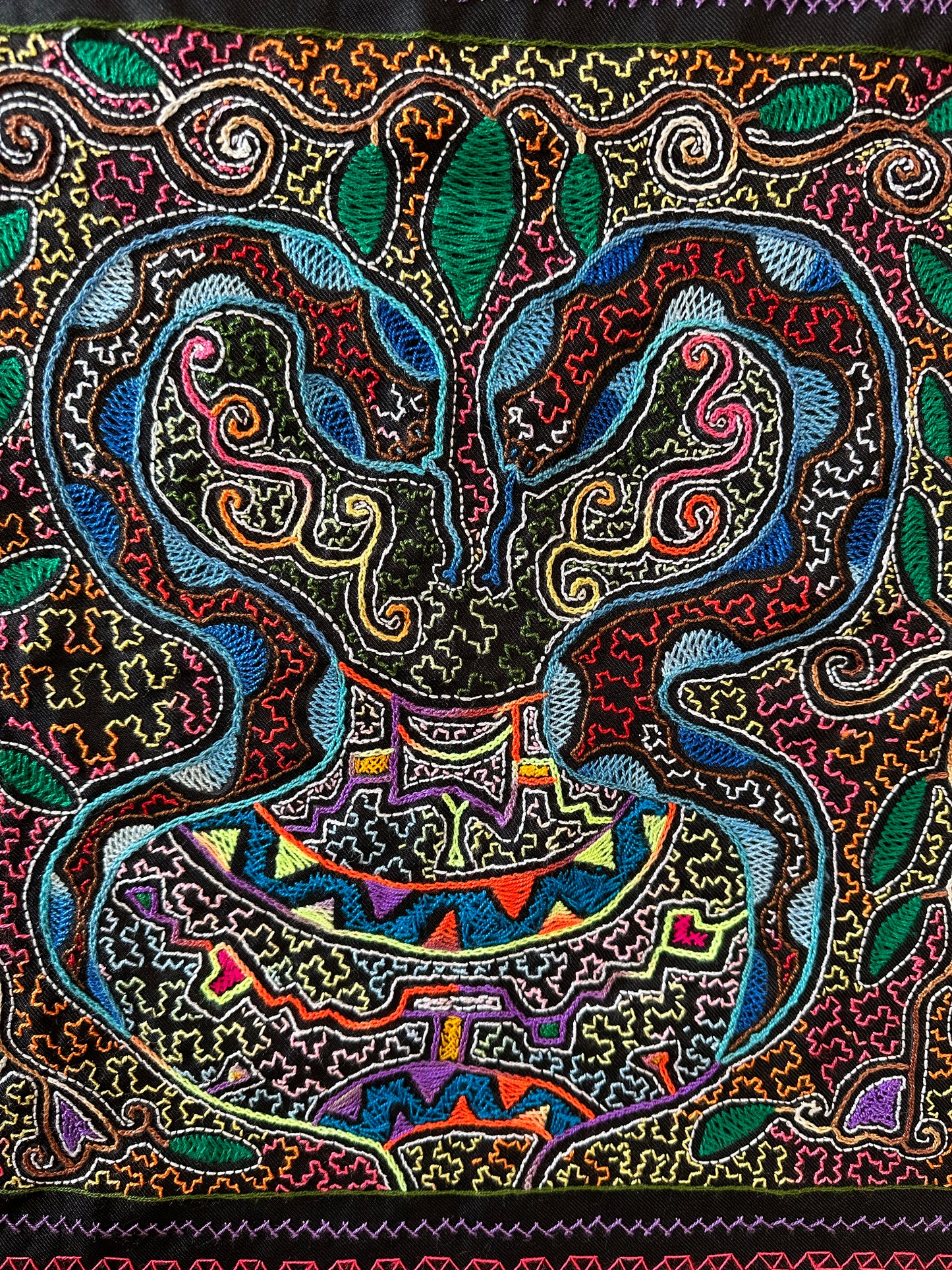 Mirrored snake kené